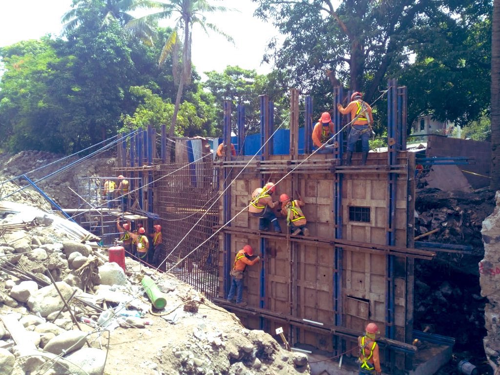 obras-publicas-trabaja-en-la-construccion-de-puente-que-fue-destruido-por-tormenta-amanda